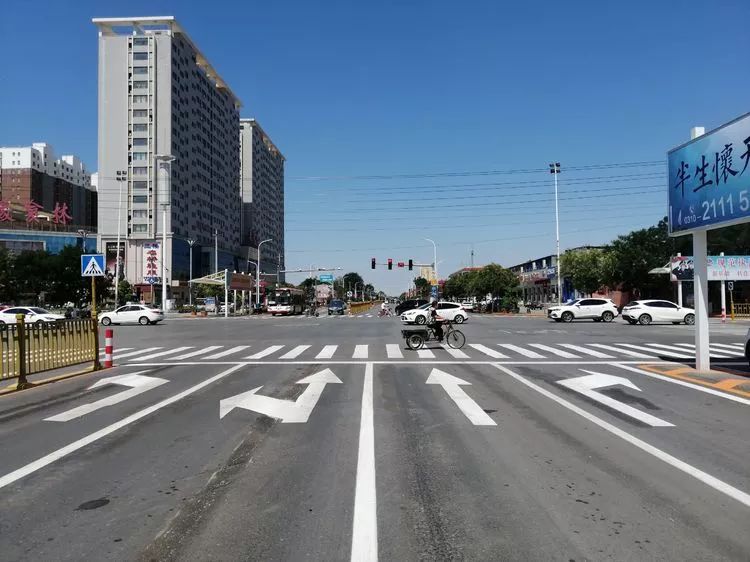 通过红绿灯路口做到了分道行驶提高了车辆通过数量有效缓解了高峰时段