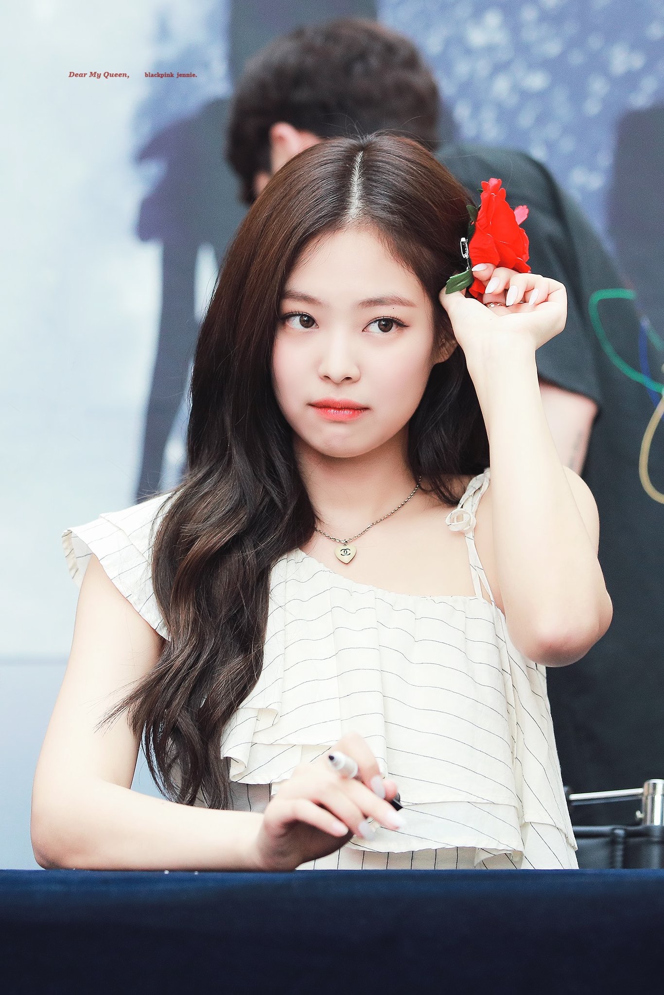 再也没有这样的可爱牛仔blackpinkjennie在签售会上戴起胡迪同款