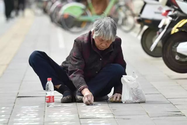 中国大妈在国外跪地乞讨跪着的人是永远直不起腰的