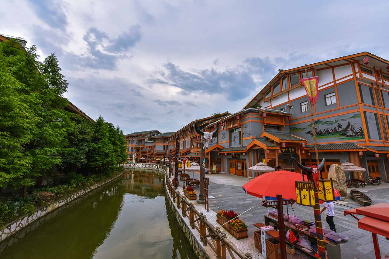 古越水街名字来源于龙虎山一带的古越文化.