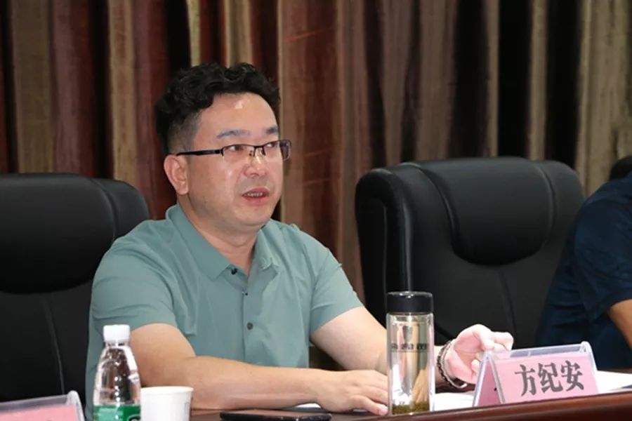 优秀员工颁奖最后,行政总监周秋波宣读了2019年上半年汉和集团评选出