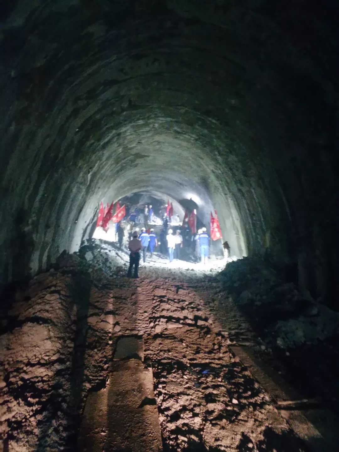 大临铁路张家山隧道顺利贯通难2公里隧道打了3年平均每天仅掘进17米