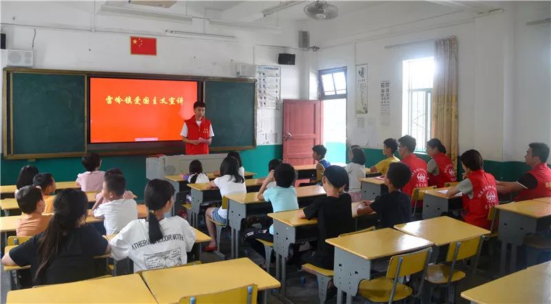 基层宣讲员全面开展爱国主义宣讲,市民群众纷纷参与