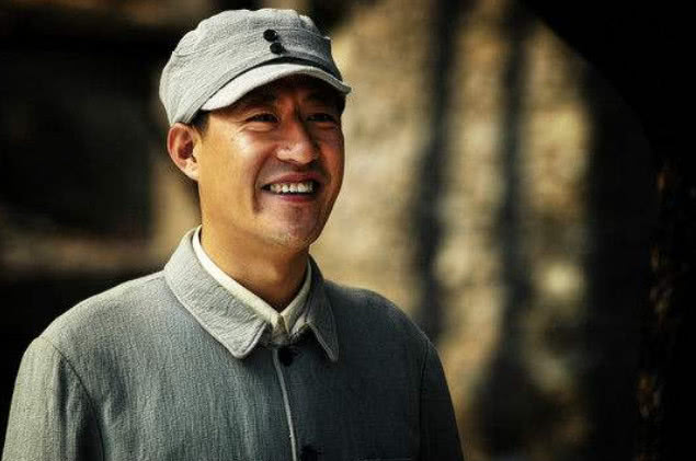 原创他是抗日神剧专业户,二婚娶小13岁娇妻,两个儿子帅气女儿漂亮