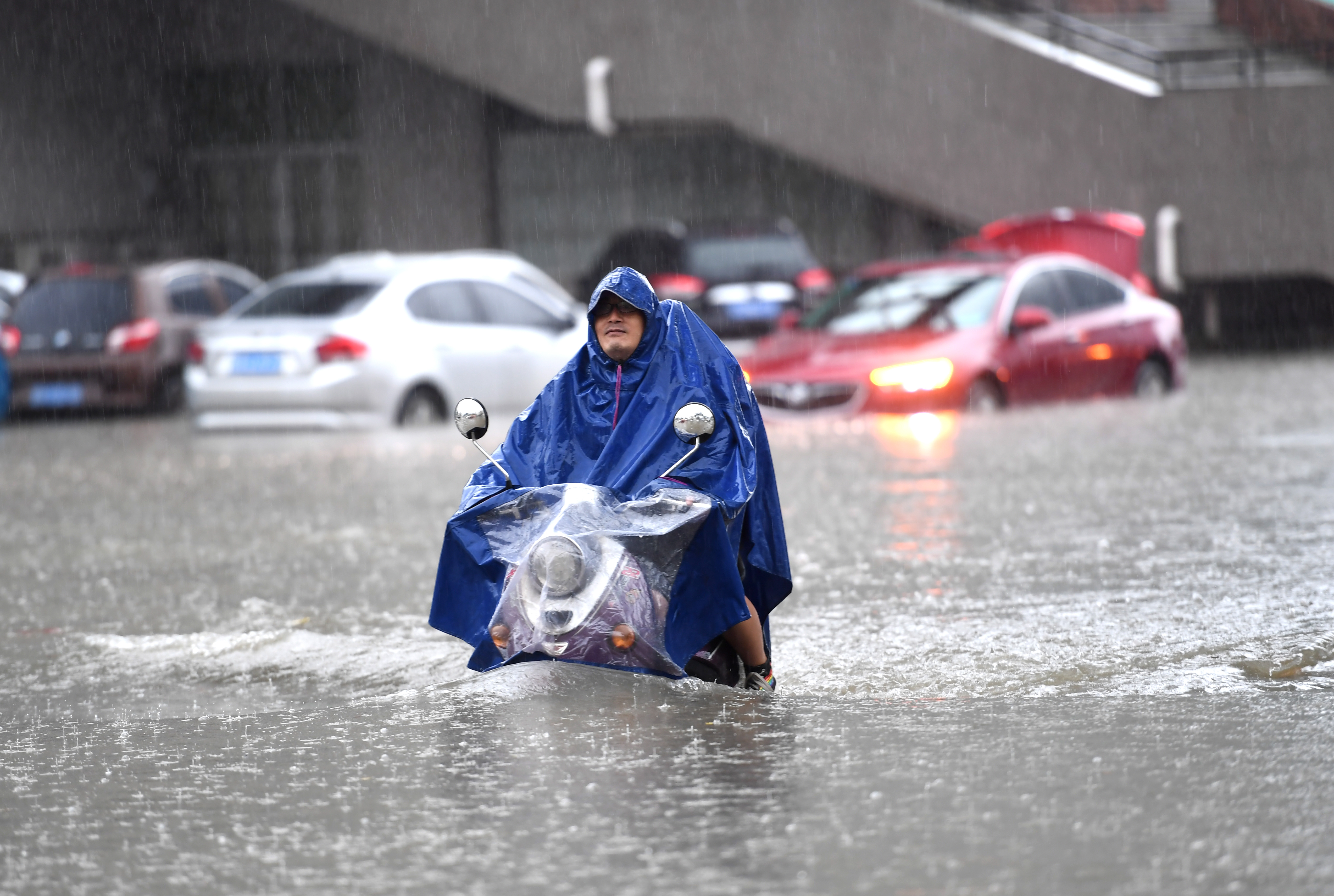 广西柳州遭遇暴雨袭击