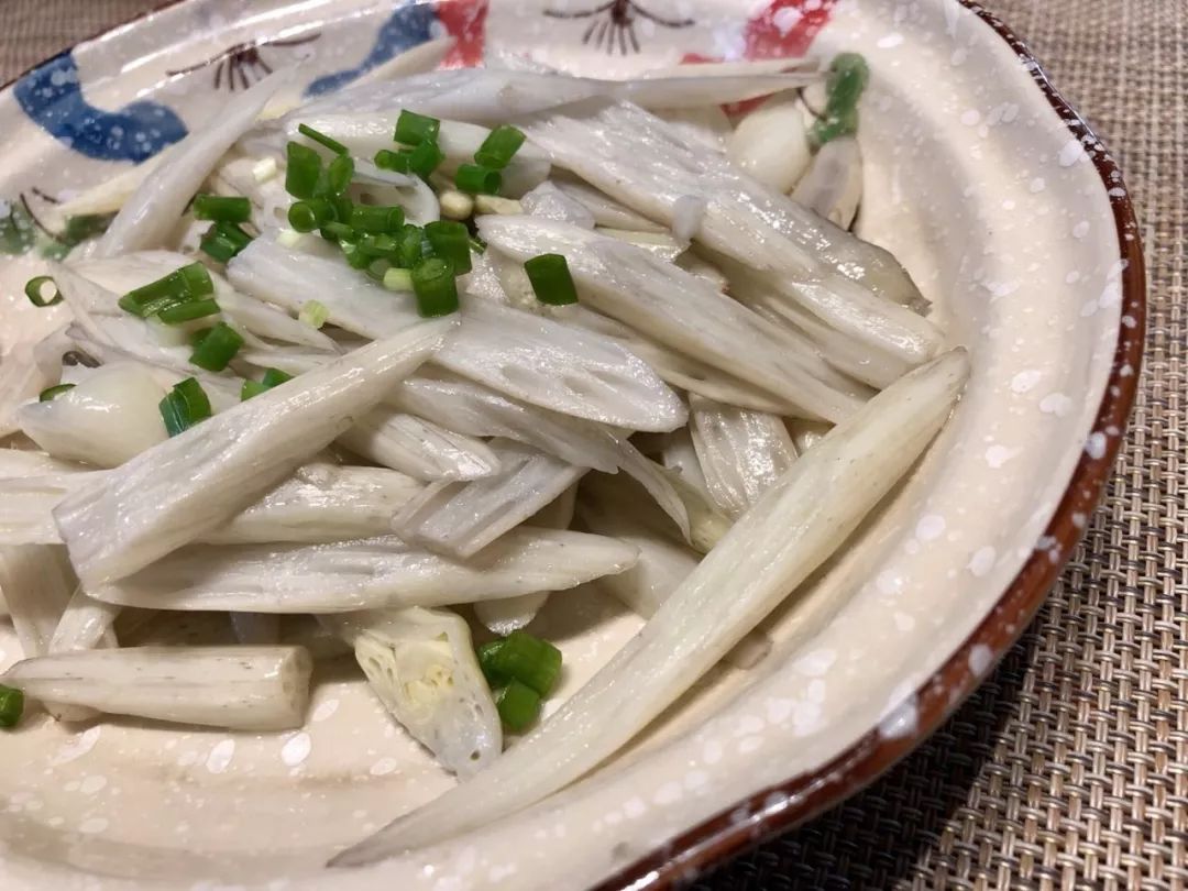 的藕带,尽量挑尖尖那部分买,或者买的时候掐一下,很轻松撇断的就很嫩