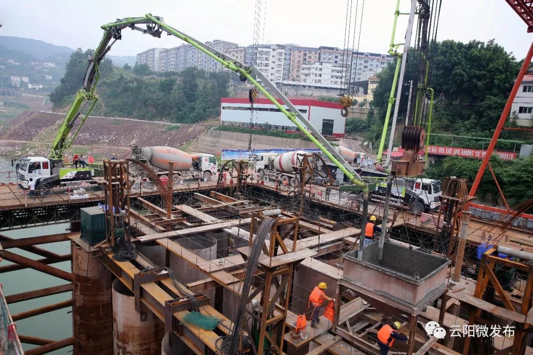 6米,共14跨,是一座四線變二線道岔梁 連續鋼構-拱組合大橋,其中主跨