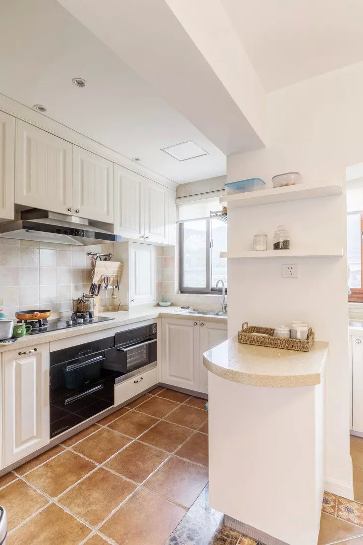 厨房直接是开放式,过渡梁下面设计一个小吧台,平时煮饭煮茶都ok.