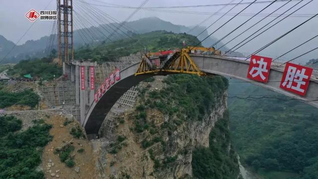 振奋大峡谷上建了座彩虹云贵川鸡鸣三省大桥今日合龙