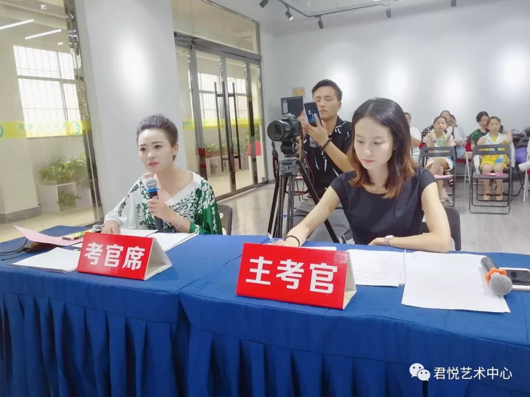 主考官针对每个考级学员给予点评在考级现场考级 / 回顾02以自信满满