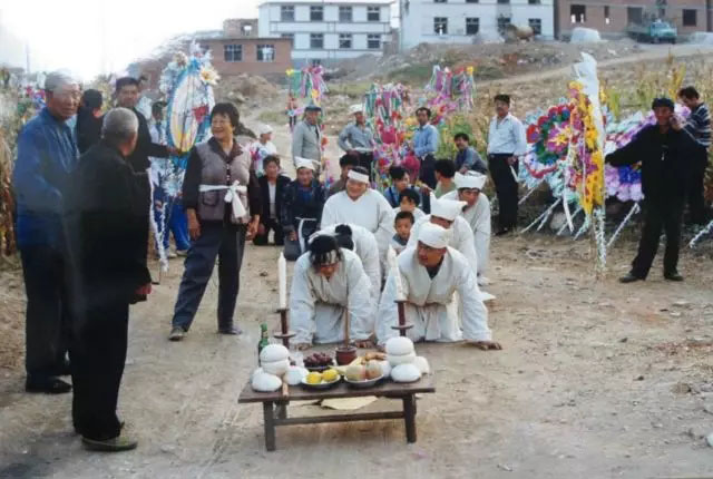 农村办丧三大忌遮住镜子可挡煞手不抓空逝者才能安息