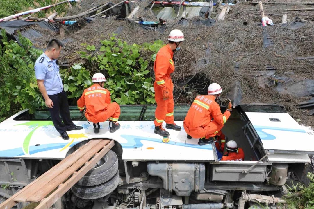 旅遊客車翻車致16名乘客受困,旅遊在外必須要學會這些!