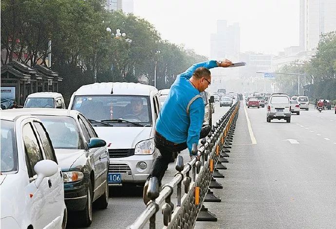 行人翻越护栏图片