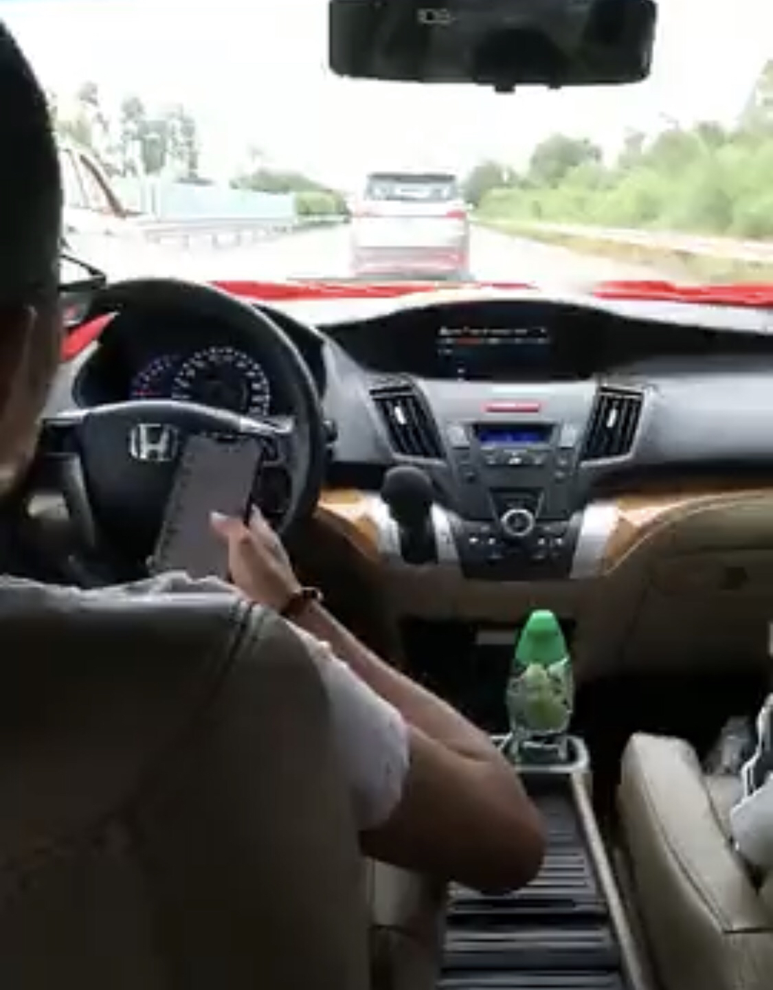 原创顺风车司机高速路上边玩手机边超越多辆机动车:开车就是玩手机的