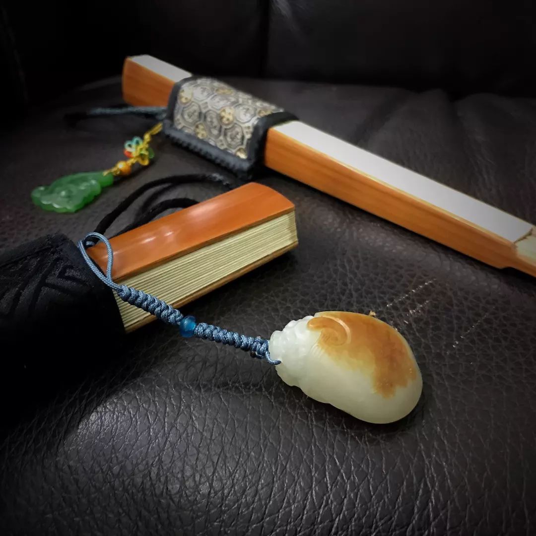 扇坠是用扇人的文化名片,自古以来就是"风骚之士"的重要雅玩.