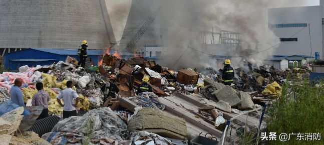 南雄一垃圾堆着火有爆炸声 一公里外可见滚滚浓烟.