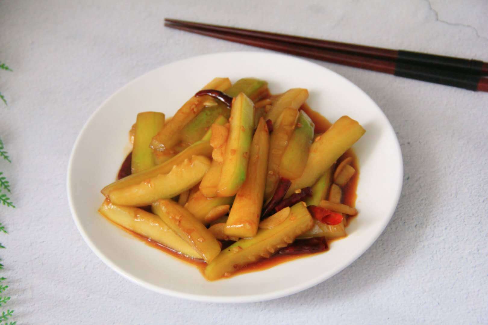 清炒和红烧,煨汤的瓠子清甜,清炒的脆嫩爽口,但是要想吃得更入味一些