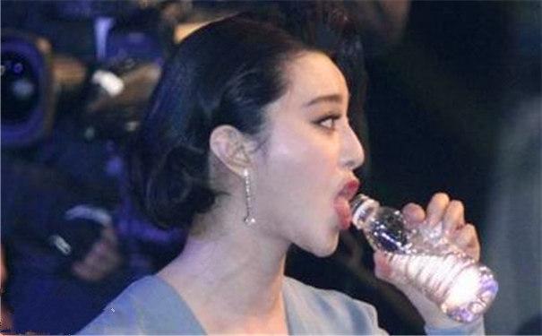 明星喝水姿势,鹿晗用吸管,范冰冰不雅观,蔡徐坤喝水像饮酒!