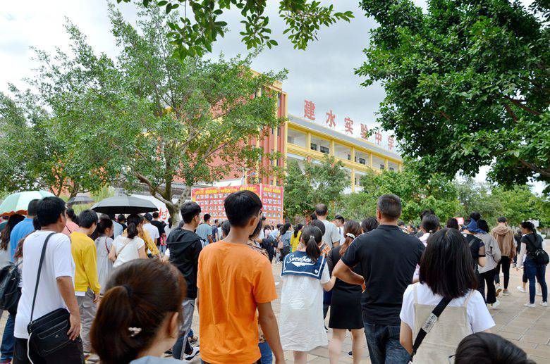 近2000名學生家長到雲南建水實驗中學參觀考察