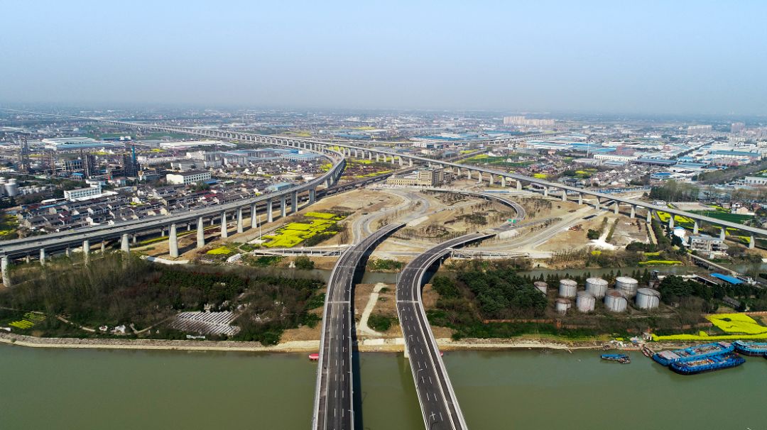 华山路分离式立交是启扬高速公路双沟互通连接线工程的第三标段,共