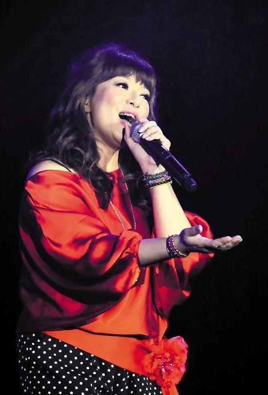 她唱红《最浪漫的事》,却因离婚罹患抑郁症,如今52岁依然单身_赵咏华