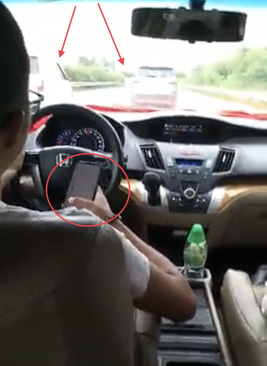 原创顺风车司机高速路上边玩手机边超越多辆机动车:开车就是玩手机的