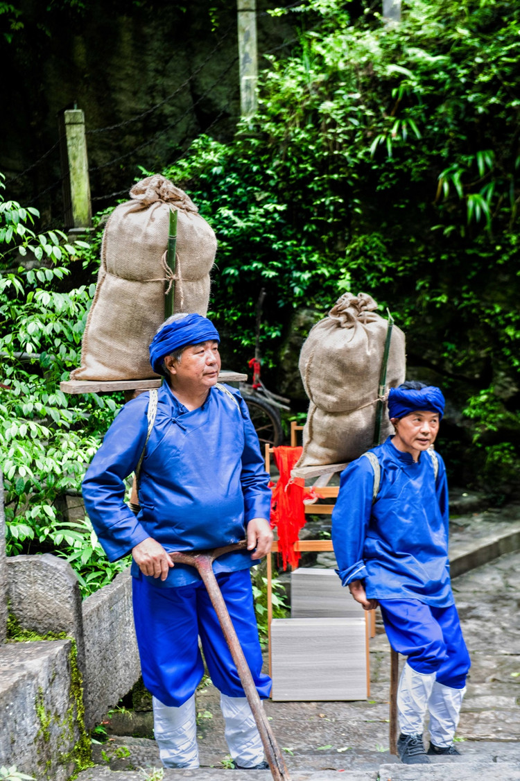 湖北最"神秘"古道,盐夫在万丈悬崖旁背盐,游客:古人活得太累_巴盐