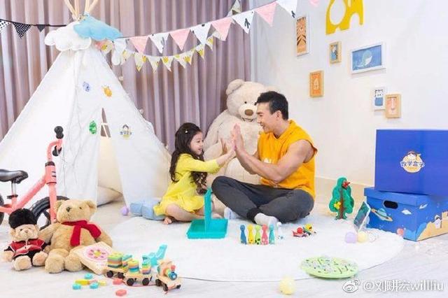 刘畊宏晒女儿泡芙照片,兄妹三人如同复制粘贴,网友:基因太强大_小朋友