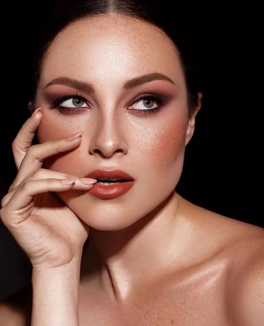 但因为我们的眉骨没有欧美人高,所以眉形的棱角感要相对降低,不要太过