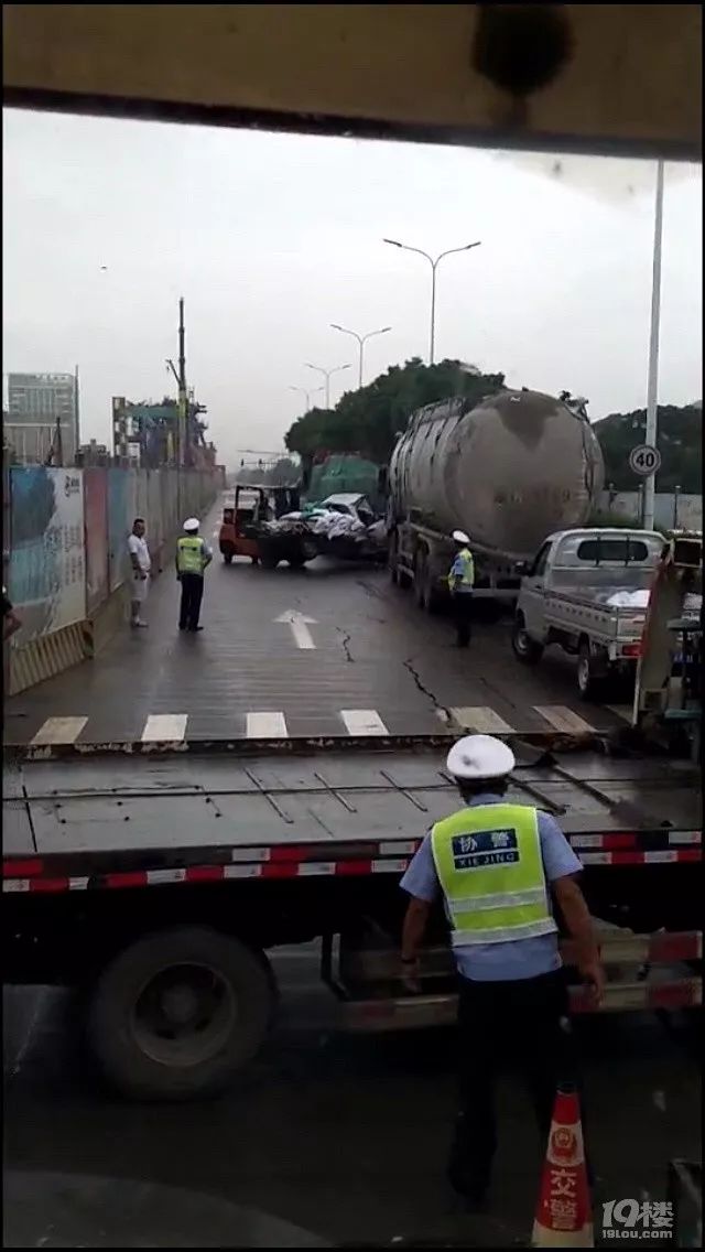温岭横峰五菱车被前后两大车追尾挤瘪了!