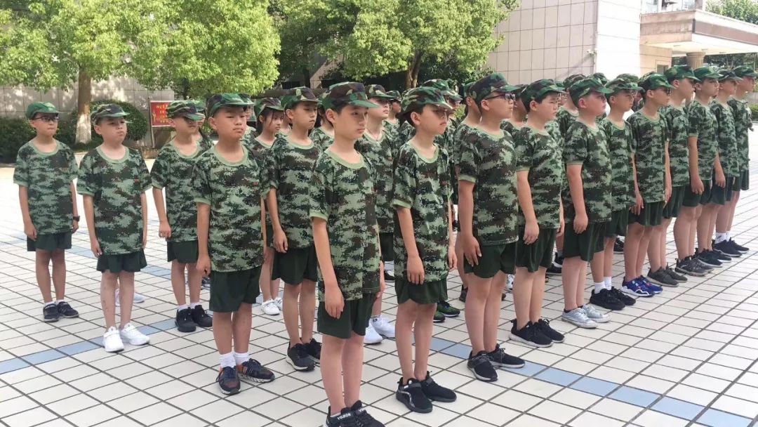 南召现代中学军训图片