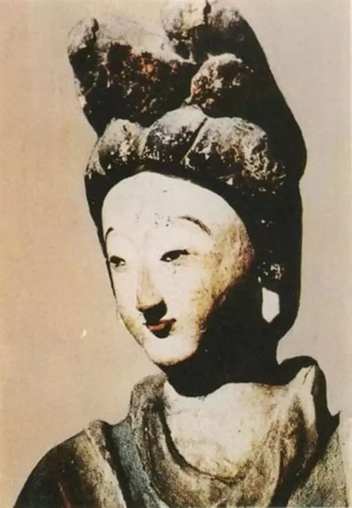 的样式,嘉靖以后则变化较多,有"桃心髻""桃尖顶髻""金绞丝灯笼簪"等等