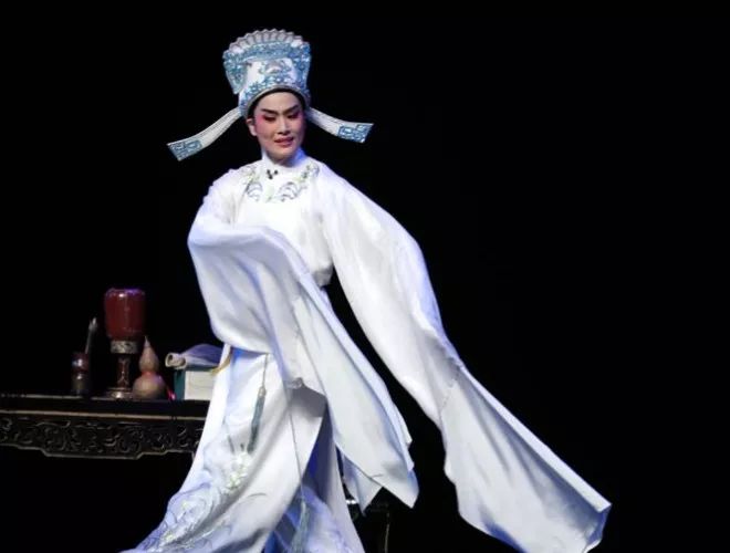王君安饰演申贵升茅威涛饰演陆游,陈辉玲饰演唐琬王志萍饰演严兰贞,黄