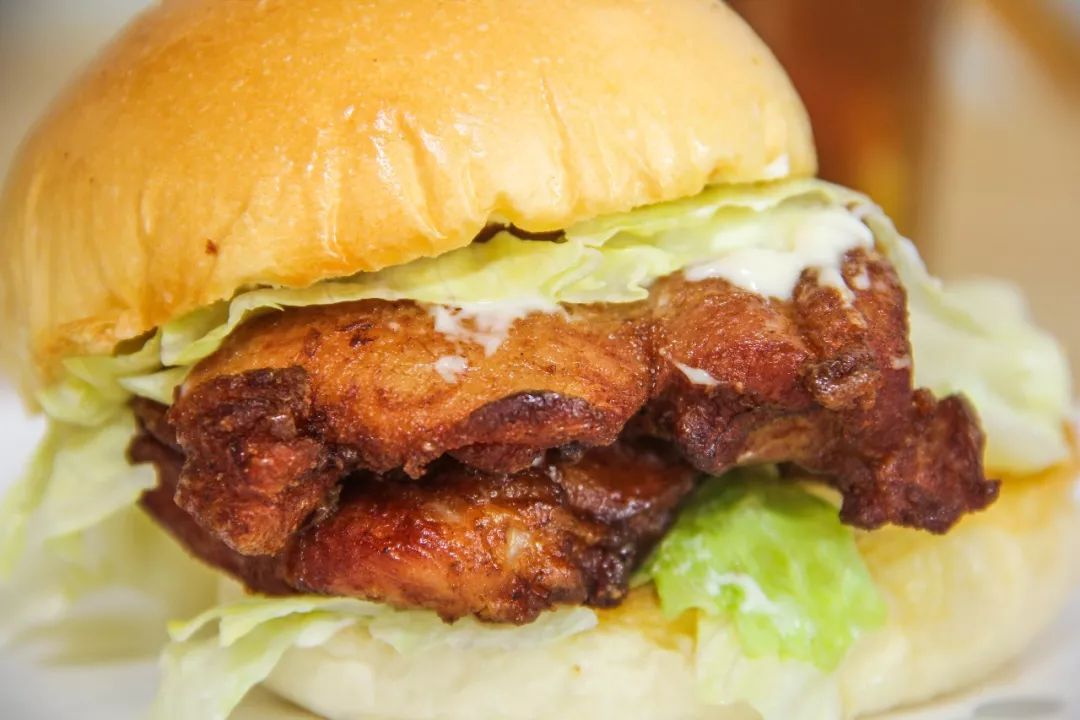 打开隐藏福利▎人气猪扒包还原港式美味试业期间日销100个