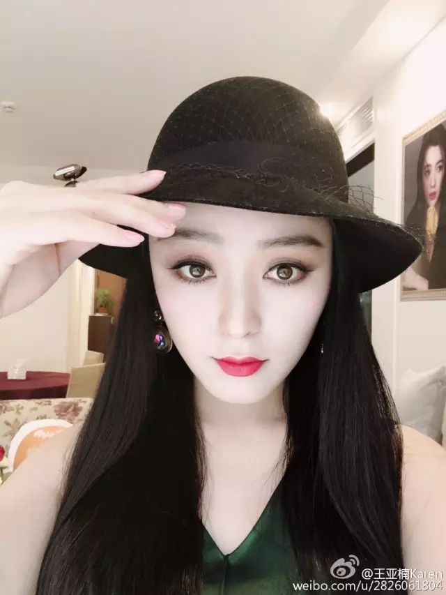 下面这位果然,就连杨幂和迪丽热巴勾勾手合照也被模仿,一摸一样的发型