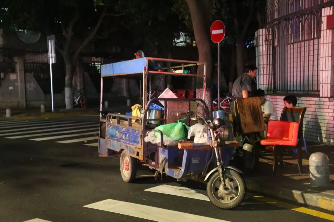 近20年,这碗面依旧没名字,依旧只有一辆三轮车!依旧在老地方!