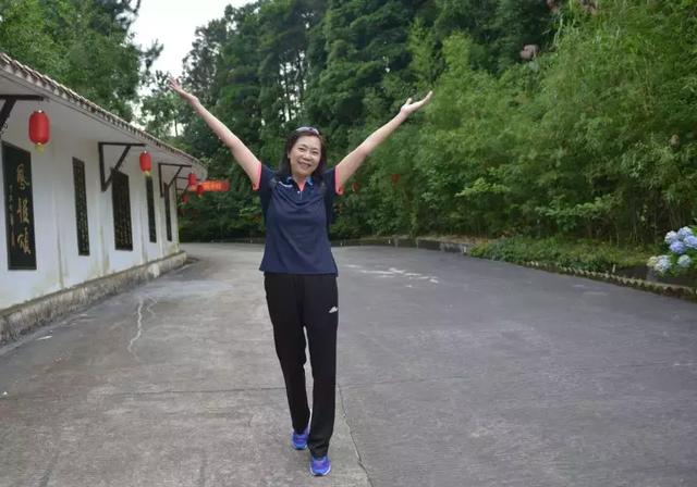 女排"五连冠"的队员观赏天鹅.梁艳,朱玲,侯玉珠在绣球花前合影.