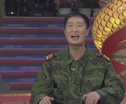 偶尔在影视剧中跑龙套,当年的央视春晚,他跟范明,吴军,赵亮等人合作