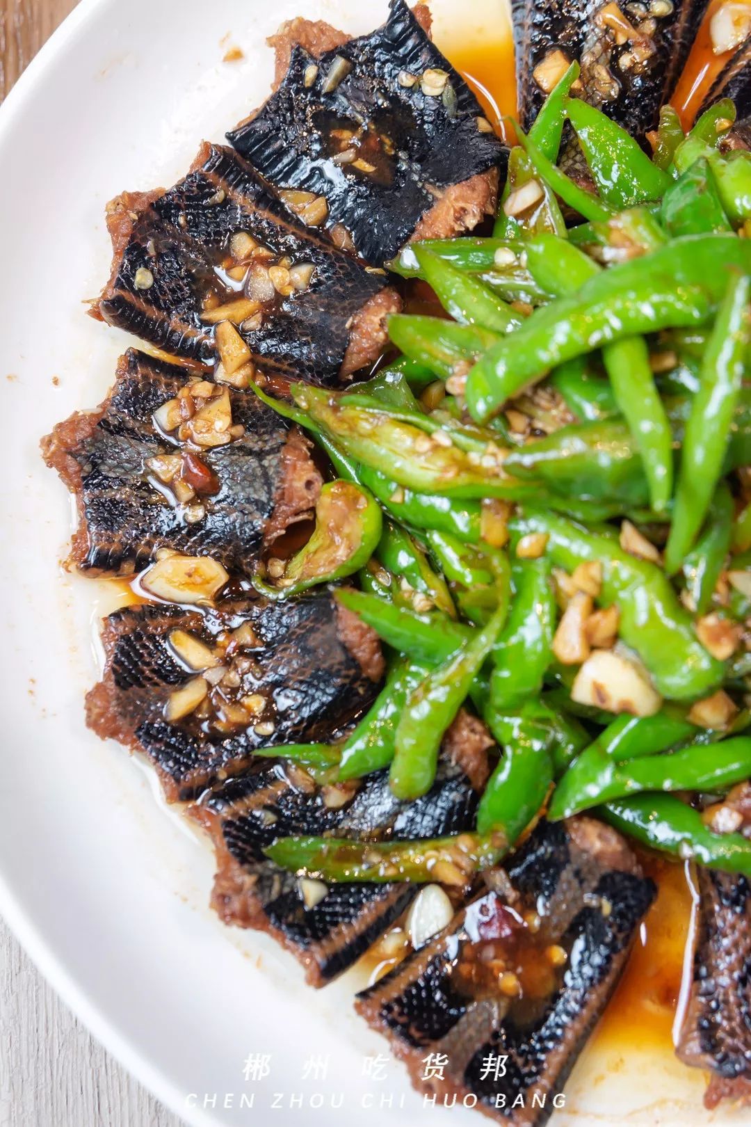 青椒焖蛇外表已经炸至金黄的土豆,一口一个扔进嘴里,超脆,还自带嘎嘣