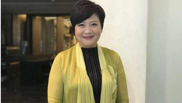 她不顾54岁高龄执意生子,因停经2年狂吃药,只因老公想要二胎?_崔佩仪