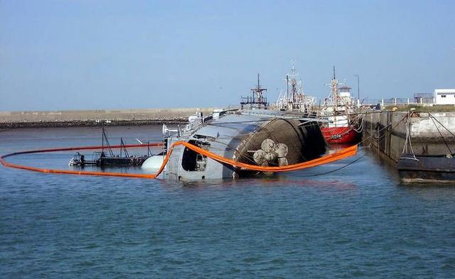 图片:翻沉的"圣·特立尼达"号驱逐舰.