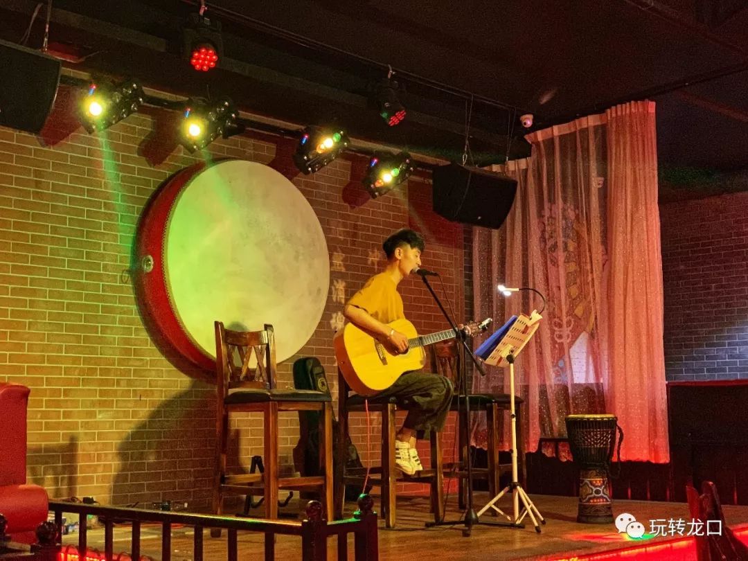 龙口这家新开的烧烤广场,大明星驻唱,啤酒免费喝,快来约!