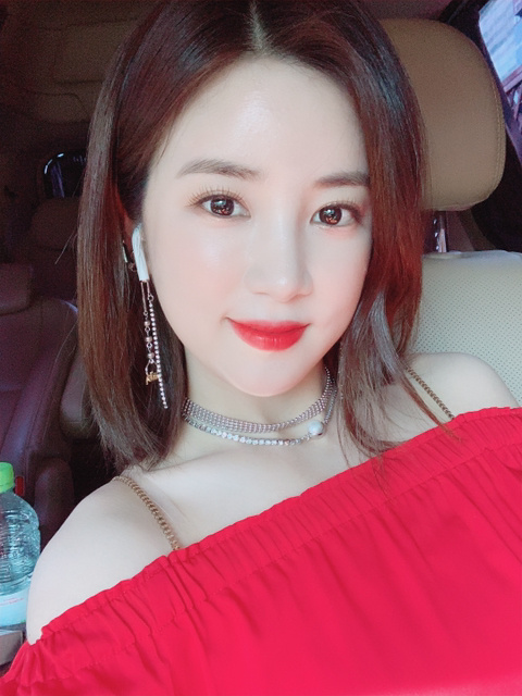 朴初珑官咖更新自拍 光滑无暇皮肤 精致妆容展现甜美魅力