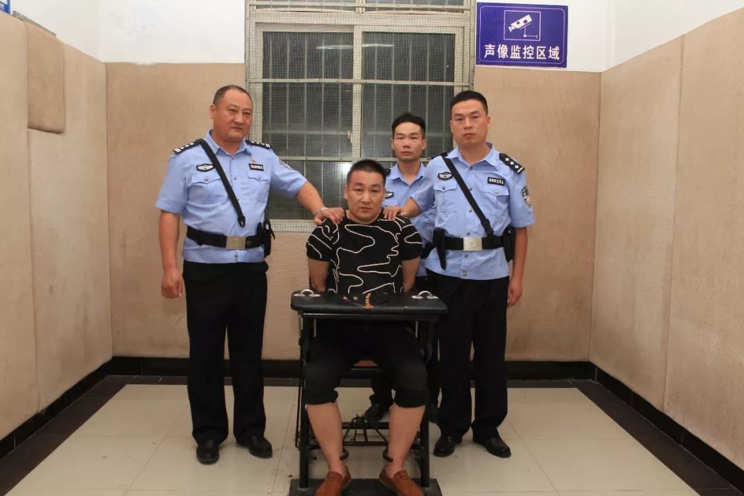 警察逮捕犯人图片图片