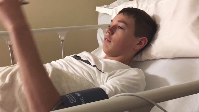 帅哥生病住院躺在病床上疯狂抱怨