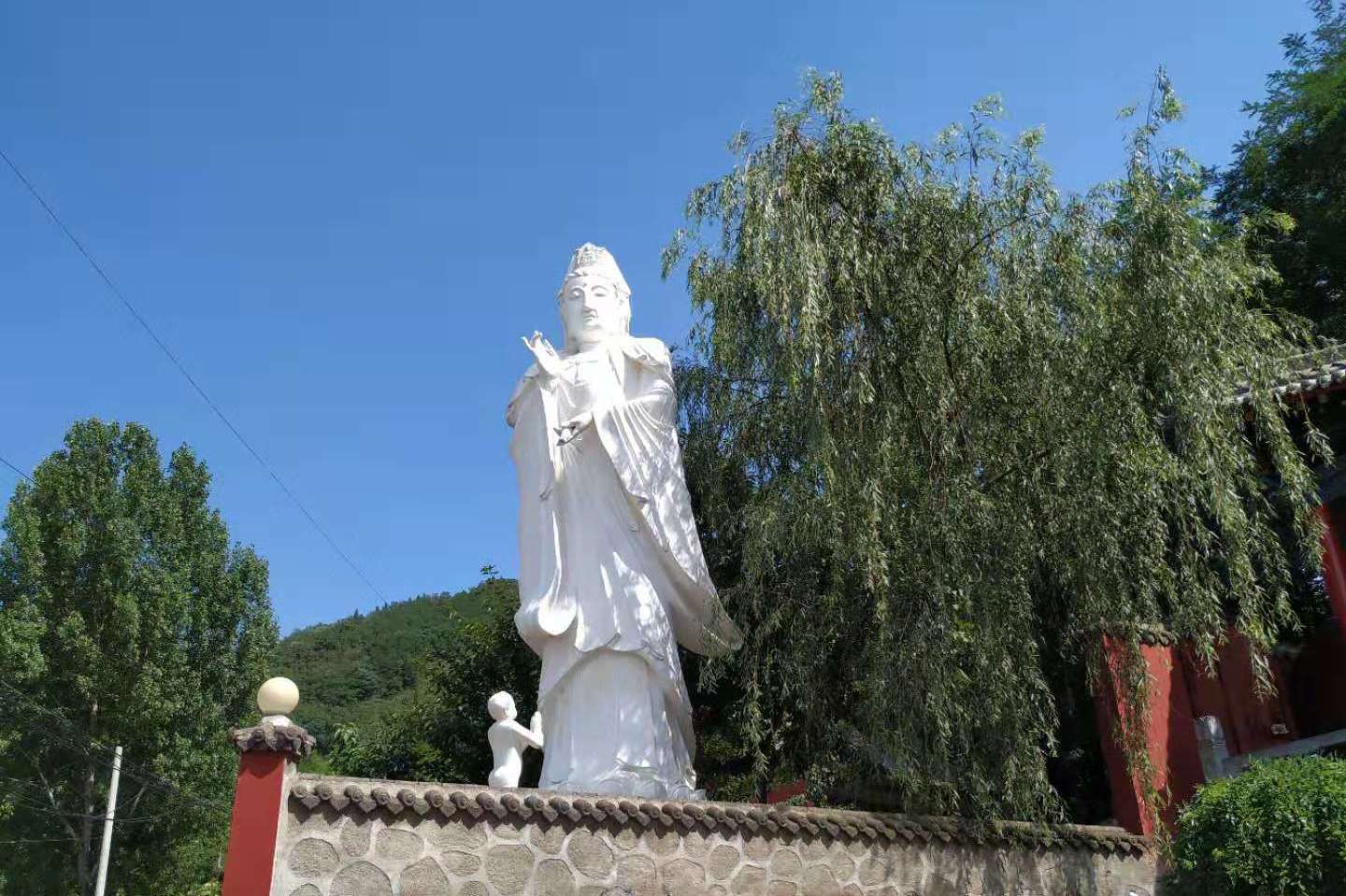 秦嶺終南山偶入一座小寺廟藍天白雲下觀音像太震撼天空太夢幻