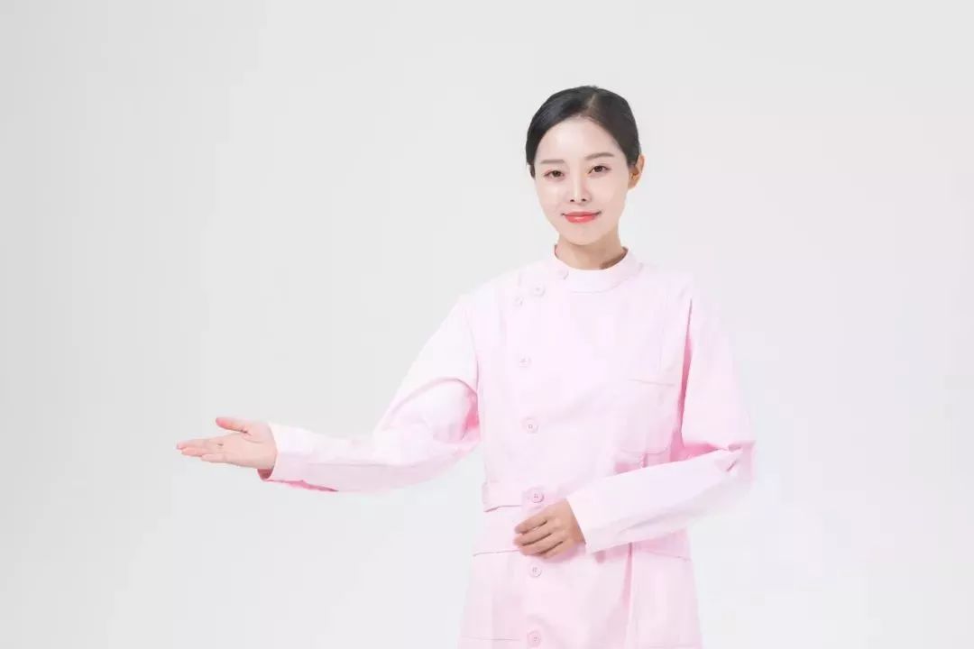 提醒:护士不管戴帽与否对头发的长短是有要求的,前不过眉,后不过肩.