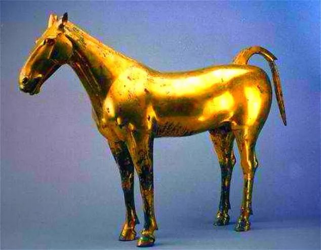 麦田里挖出汉代金马,揭秘汉武帝姐姐墓葬!