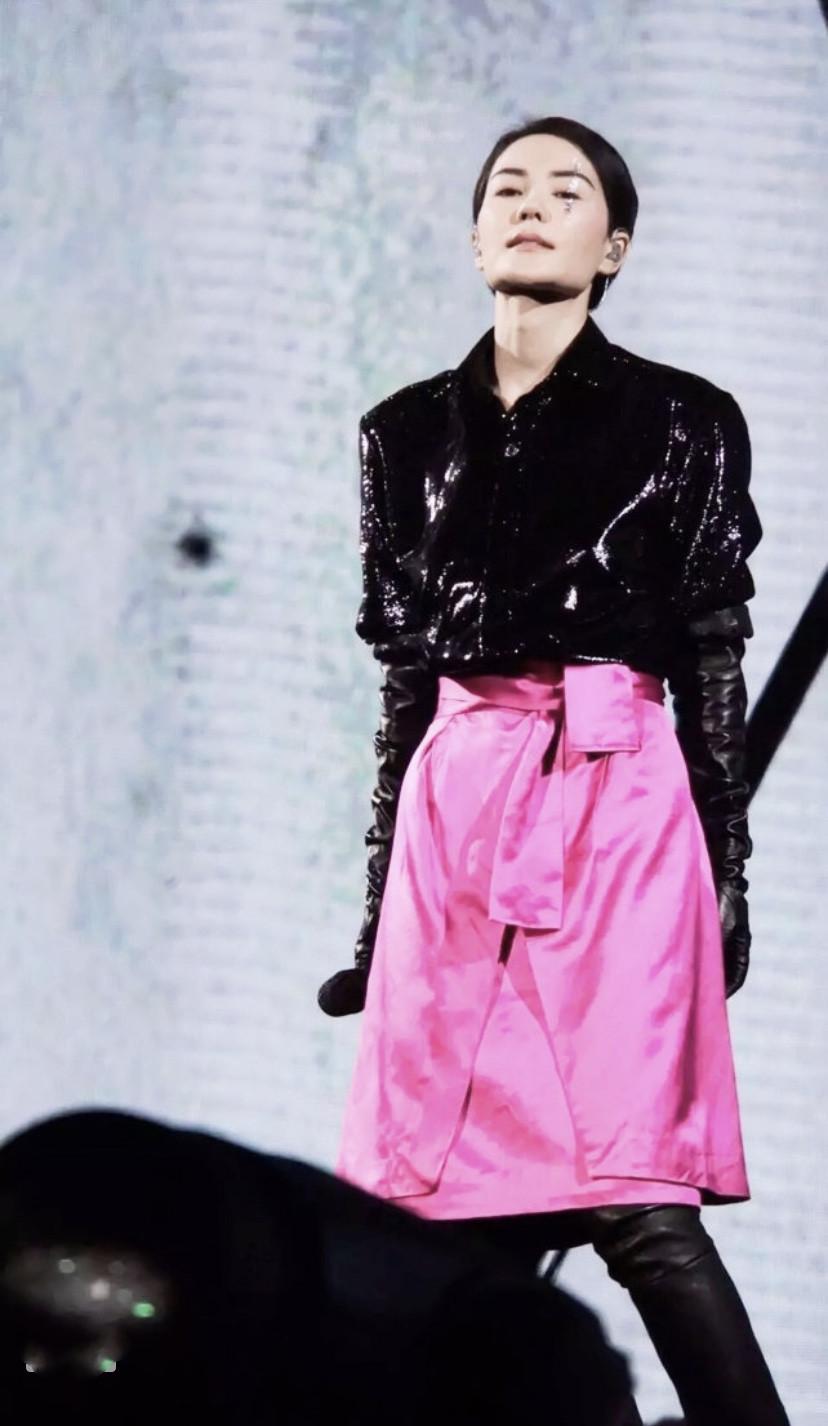 原创窦靖童复刻王菲造型,却被批"一言难尽",王菲神仙造型有多美?