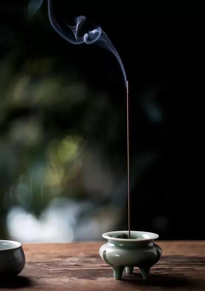在炎热的夏季点一炉沉香坐看青烟缱绻袅袅而上香风徐徐入怀沁人心脾